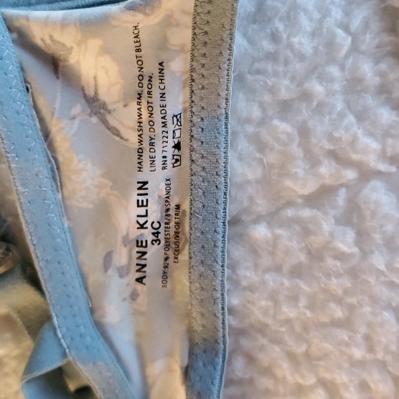 DONATING SOON NWT Wire-free bra- 34C - Picture 6 of 8